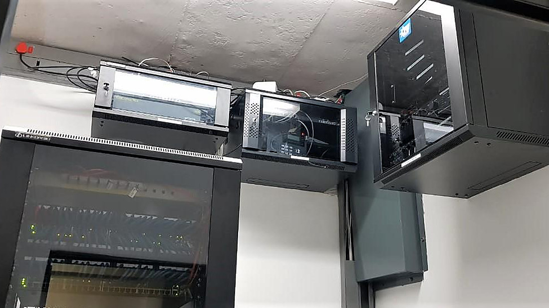 Ná: sluitbare muurkaste vir skakelaars, telekommunikasie en kameras
