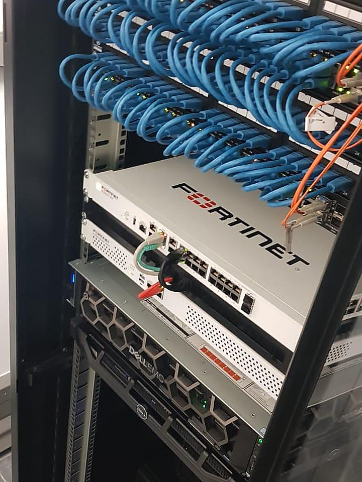Ná: netjiese bedienerrak met gemerkte koppelkabels en Fortinet-brandmure